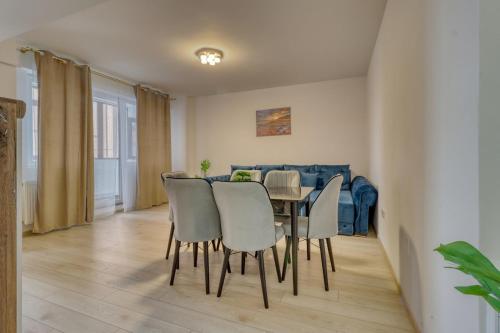 a dining room with a table and chairs at Militari Residence Apartament 3 camere in Roşu