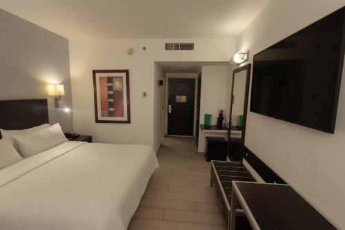 Postel nebo postele na pokoji v ubytování Fiesta Inn Nogales