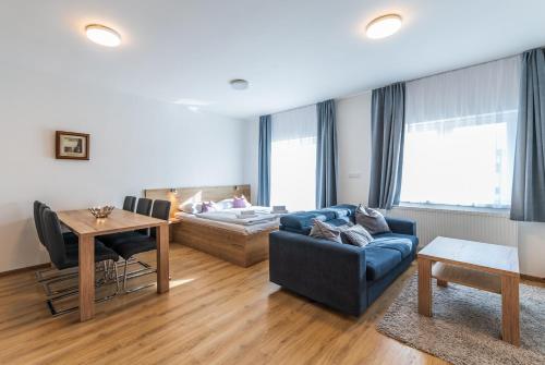 salon z niebieską kanapą i stołem w obiekcie Apartmán Lipno G11 w mieście Frymburk