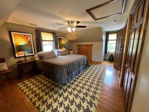 un dormitorio con una cama y una alfombra en Fox Hollow Farm, en Middletown
