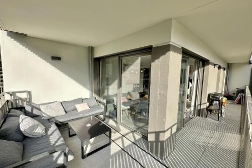 - un salon avec un canapé et une table sur un balcon dans l'établissement Superbe Appartement climatisé, à Lyon