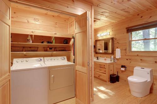 Koupelna v ubytování Hot Tub and Fire Pit Secluded Blue Ridge Cabin!