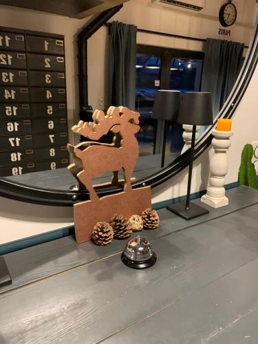 un cheval de bois sur une table devant un miroir dans l'établissement La Dolce vita, à Sermersheim