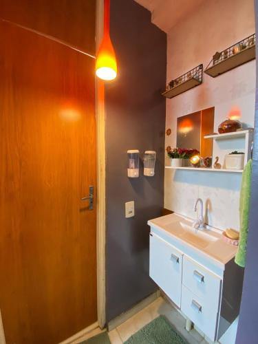 a bathroom with a sink and a mirror at COP30 aluguel in Marituba