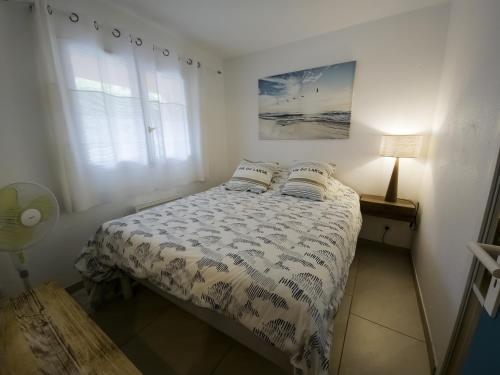 - une chambre blanche avec un lit et deux oreillers dans l'établissement Superb renovated T2 beach 200m sea view terrace, à Rayol-Canadel-sur-Mer