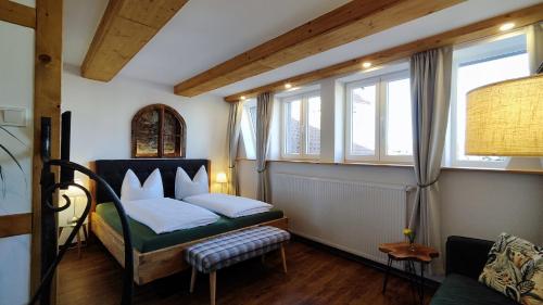 Postel nebo postele na pokoji v ubytování Traditions - Hotel "Zur Tanne"