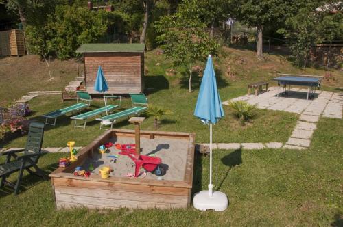 an overhead view of a sandbox with an umbrella at La Casa Trasparente - locazioni brevi in Arcugnano