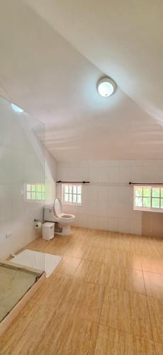 Habitación grande con aseo y lavabo. en 9th hole Villa, en Los Conucos