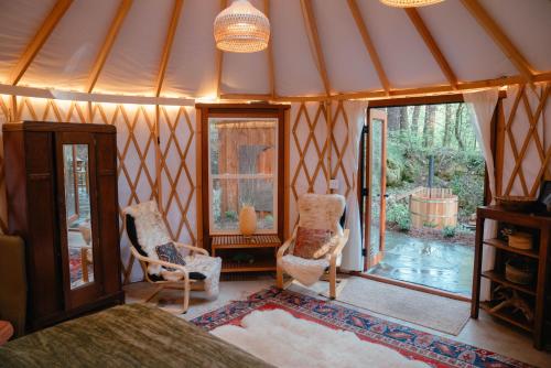 Bazén v ubytování Magical Yurt in the woods - 2 miles from town nebo v jeho okolí