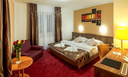 Кровать или кровати в номере Wellness Hotel Hluboký Dvůr