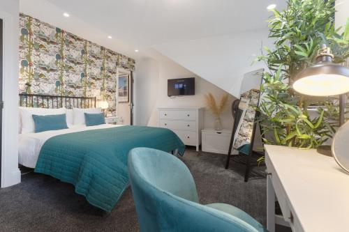 a bedroom with a green bed and some plants at 3a Roman View, beautifully appointed apartment in Roundhay, sleeps up to 6, bedrooms with en suite bathrooms, EV charging in Moortown