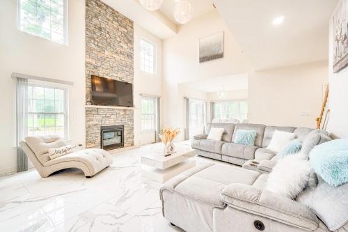 Posezení v ubytování Hike, Sip and Ski Spacious Poconos Home
