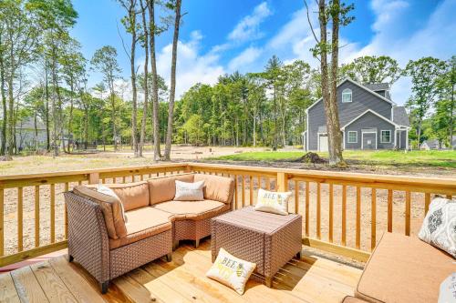 Zahrada ubytování Hike, Sip and Ski Spacious Poconos Home