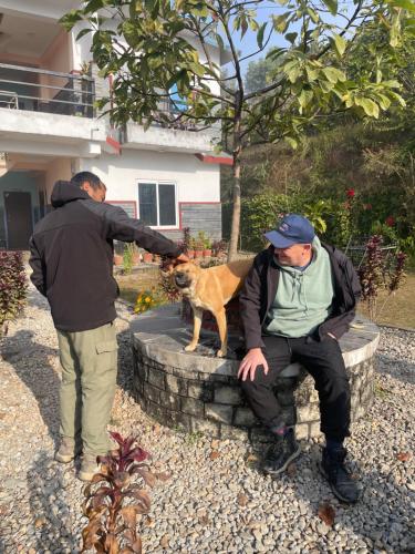 Mascotas con sus dueños en Himalaya Serene View Guest House & Farm Stay