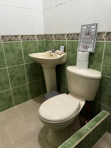 a bathroom with a toilet and a sink at Mini Suite en el centro de la ciudad in Macará