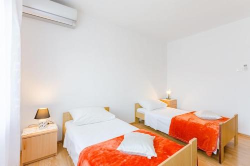 Apartment Marko ST - Three Bedroom Apartment with Balcony and Garden View