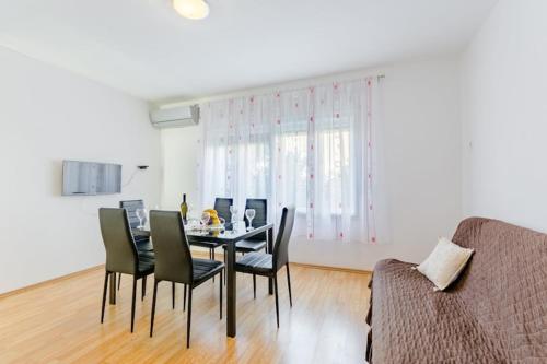 Apartment Marko ST - Three Bedroom Apartment with Balcony and Garden View