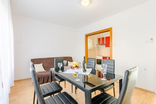 Apartment Marko ST - Three Bedroom Apartment with Balcony and Garden View
