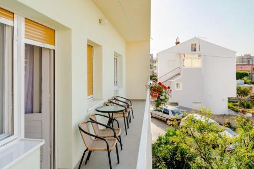 Apartment Marko ST - Three Bedroom Apartment with Balcony and Garden View