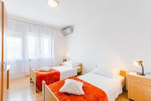 Apartment Marko ST - Three Bedroom Apartment with Balcony and Garden View