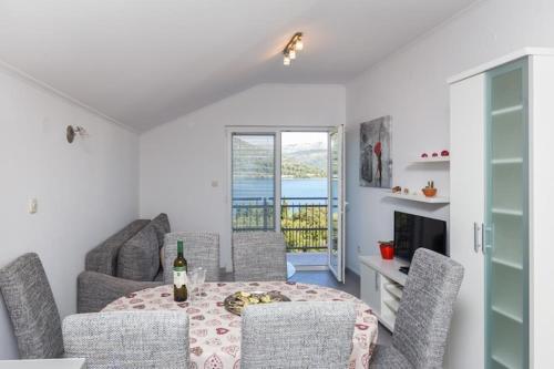 One Bedroom Apartment with Balcony and Sea View CRVENI