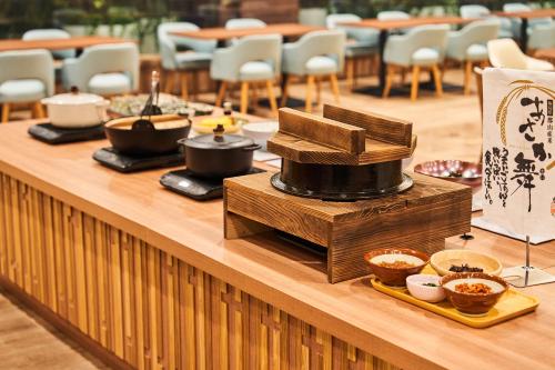 郡山Hotel Global View Premium Koriyama的桌上摆着一碗碗食物的自助餐