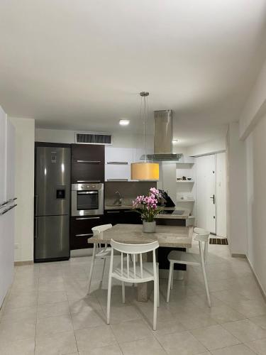 Dapur atau dapur kecil di Apartment in front of the beach in Lechería