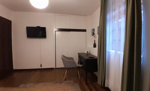 Habitación con escritorio, silla y escritorio. en Habitación en La Macarena-Centro, en Bogotá