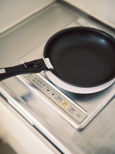 a frying pan and a thermometer on a counter at vetta kumamoto suizenji 401 in Kumamoto