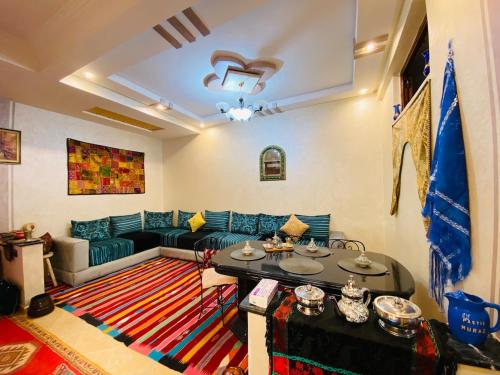 Ruang duduk di Cozy Moroccan-style apartment
