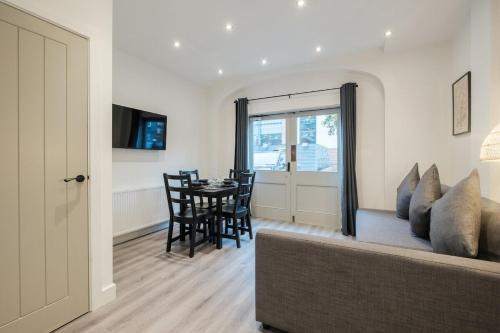 TV a/nebo společenská místnost v ubytování 1BR Centrally Located Apt with Self Check-In, Wi-Fi, In-unit Laundry, Parking Near Hull University, MKM Stadium, Hull Royal Infirmary, Hull Marina & The Deep Aquarium