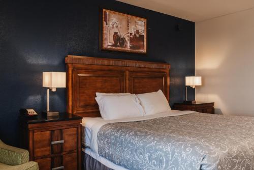 a bedroom with a bed and two lamps and a picture on the wall at Water Front Inn in Port Townsend