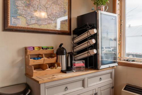 a kitchen counter with a microwave and a refrigerator at Water Front Inn in Port Townsend