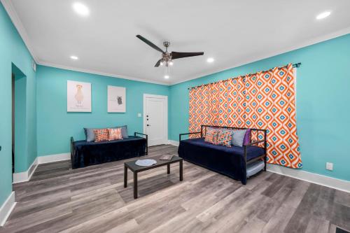 ヒューストンにあるQuirky & Chic 3BR in Montrose - Perfect for Families & Groupsのソファ2つとテーブルのあるリビングルーム