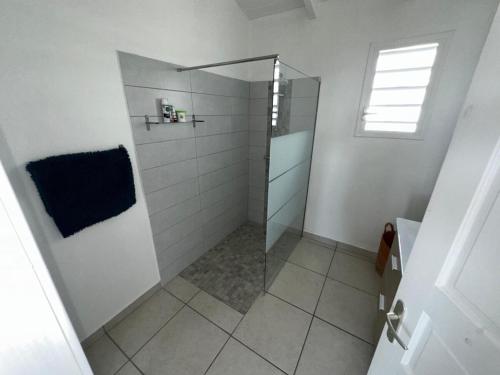 Ένα μπάνιο στο Villa Ékla