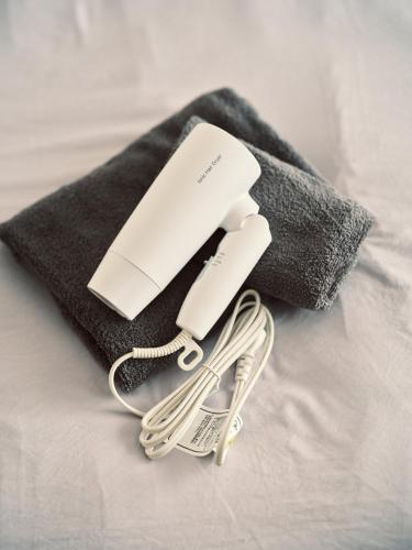 a pair of wii controllers sitting on top of a towel at vetta kumamoto suizenji 406 in Kumamoto