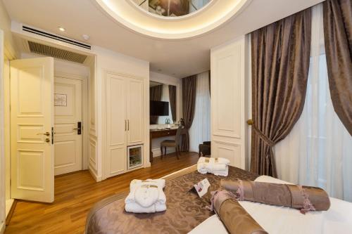 イスタンブールにあるダークメン ホテル2のベッドルーム1室(大型ベッド1台、白いタオル付)