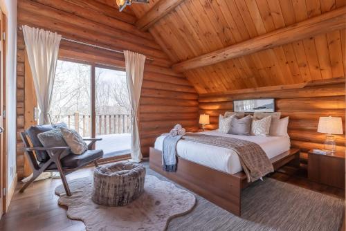 a bedroom with a bed in a log cabin at Chalet du Lac Rougeaud in Mont-Blanc