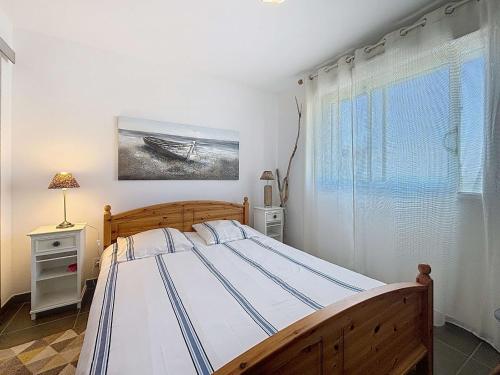 Un dormitorio con una cama grande y una ventana en Villa à 150m de la plage avec piscine et WiFi gratuit - FR-1-361-8, en Donville-les-Bains