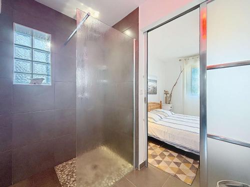 Una ducha de cristal en un dormitorio con cama. en Villa à 150m de la plage avec piscine et WiFi gratuit - FR-1-361-8, en Donville-les-Bains
