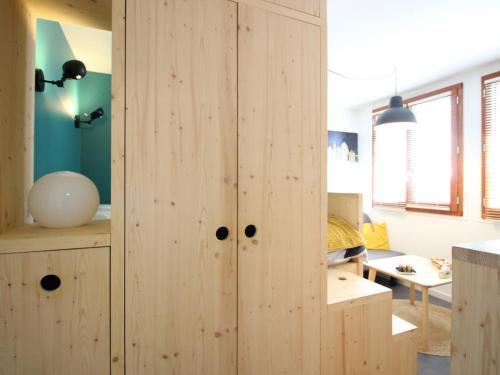 Cette chambre dispose d'une armoire en bois et d'un bureau. dans l'établissement Studio au rez-de-chaussée avec parking privé et WIFI illimité, à proximité du centre. - FR-1-415-118, à Le Mont-Dore