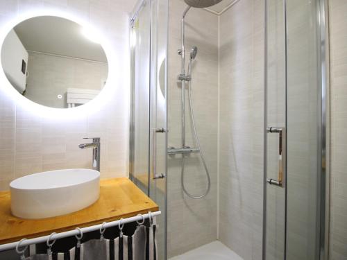 une salle de bain avec un lavabo et une douche dans l'établissement Studio au rez-de-chaussée avec parking privé et WIFI illimité, à proximité du centre. - FR-1-415-118, à Le Mont-Dore