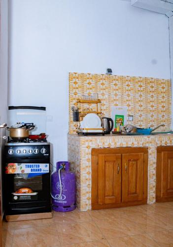 una cucina con fornelli e piano di lavoro di L'Écrin Design a Douala