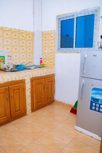 una cucina con lavello e frigorifero di L'Écrin Design a Douala