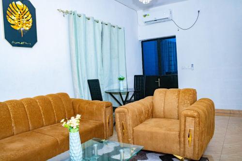 un soggiorno con un divano e due poltrone di L'Écrin Design a Douala