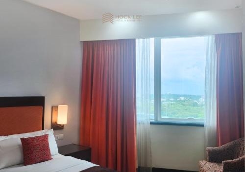 Postel nebo postele na pokoji v ubytování Hock Lee Hotel & Residences