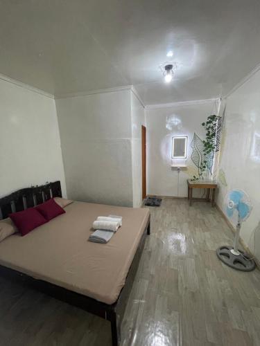 a bedroom with a large bed in a room at La KASITA in Port Barton
