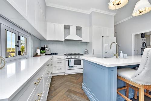 Η κουζίνα ή μικρή κουζίνα στο Stellaview Farmhouse, Newly Renovated in Heart of Hunter