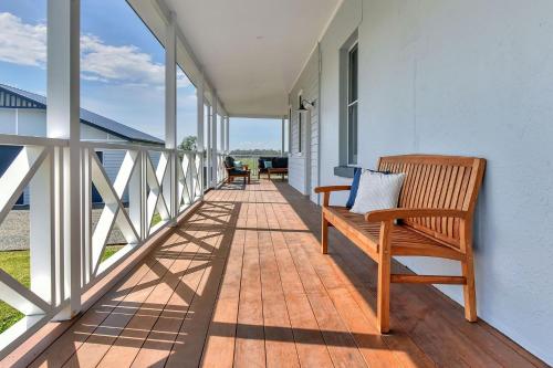 Μπαλκόνι ή βεράντα στο Stellaview Farmhouse, Newly Renovated in Heart of Hunter