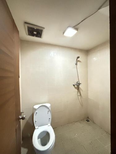 TimuranYogya Holiday Villa的带马桶和淋浴的浴室
